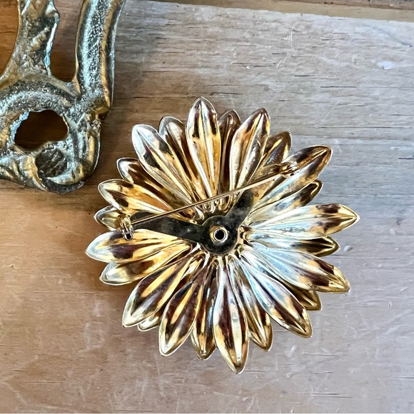Vintage Dark Daisy Brooch - Picture 3 of 4